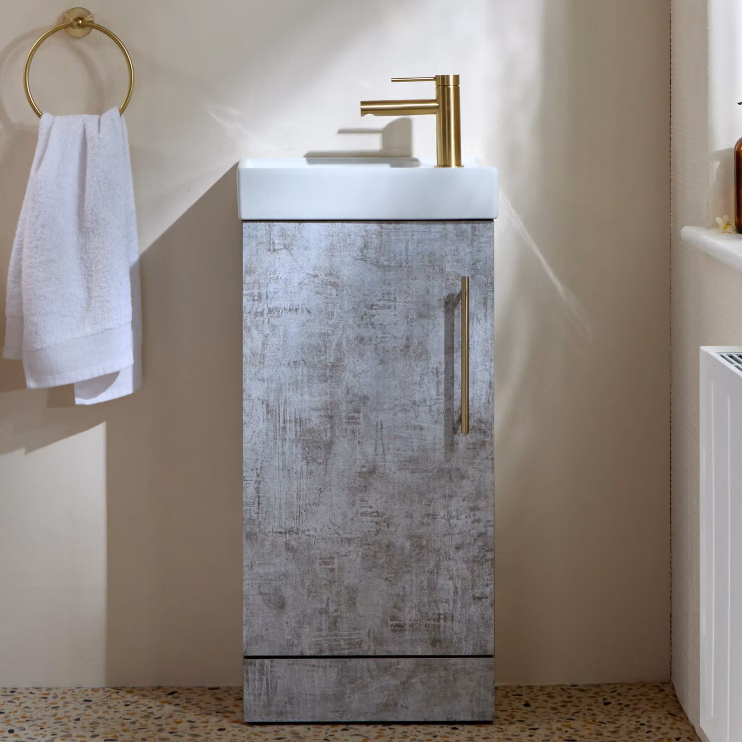 Mobile Bagno a Terra Grigio Cemento da 400mm con Lavabo e Maniglia con Barra a T Oro Satinato - Cluo