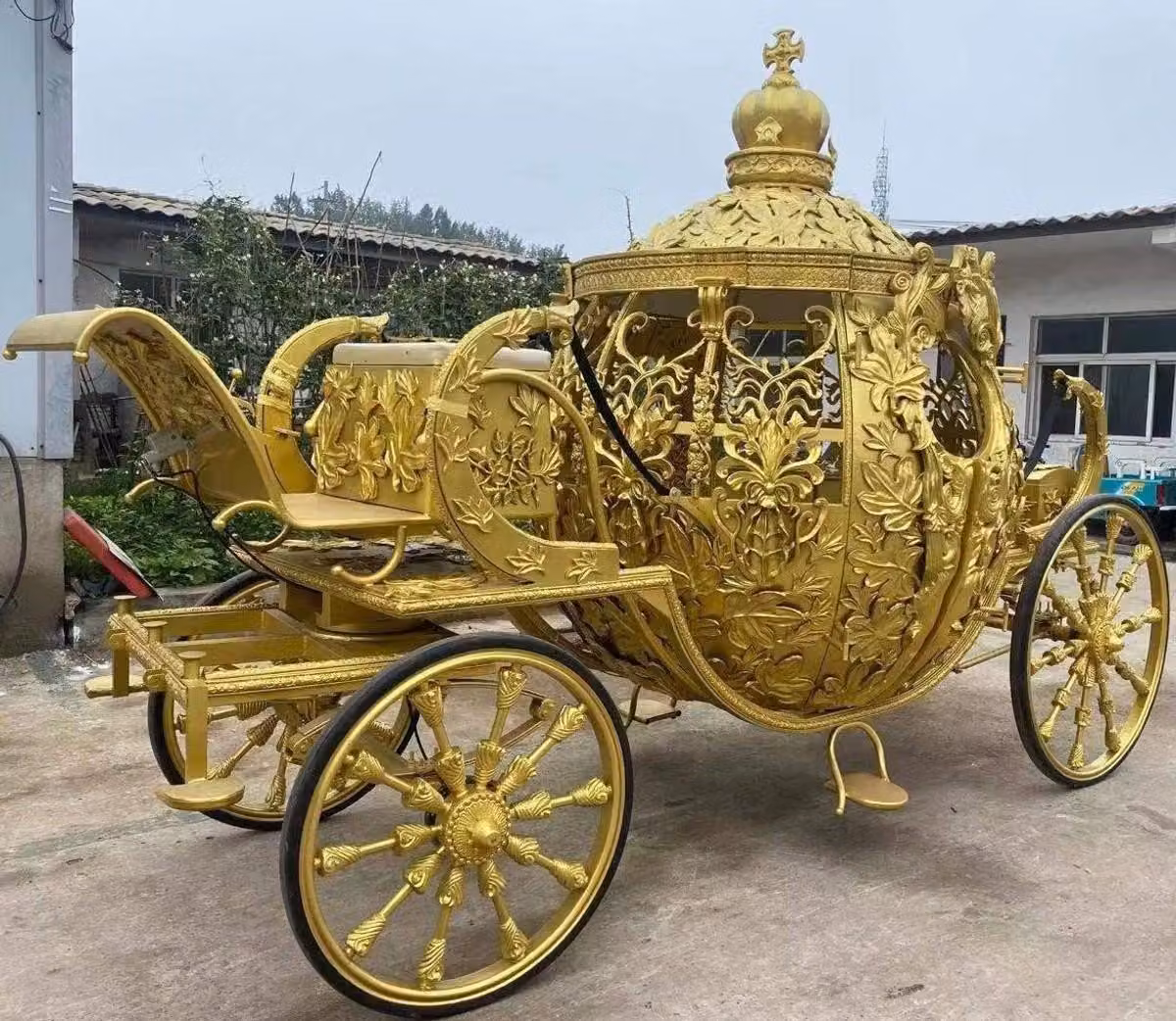 Casa Padrino: Carrozza da cavalli in stile barocco dorata - Sfarzosa carrozza nuziale in stile barocco - Carrozza reale artigianale - Carrozza da principessa