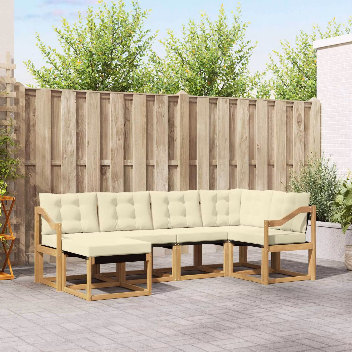 Set di divani da esterno vidaXL 6 pz a forma di L con struttura in legno di acacia e cuscini bianchi e beige