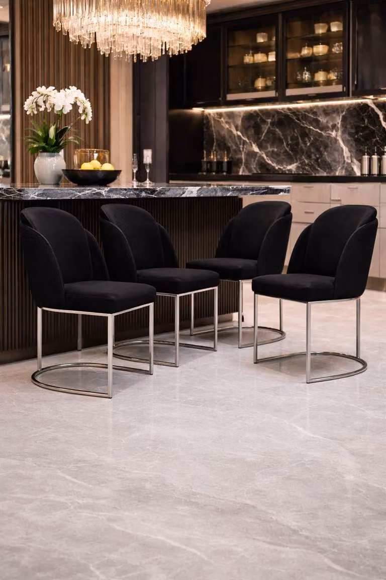 Quattro moderne sedie da pranzo nere con struttura in metallo e imbottitura confortevole