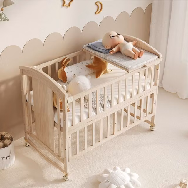 Culla co-sleeping estensibile MIVRAY in legno di pino con fasciatoio e ripiano pieghevole, disponibile in bianco o marrone, L/P/H: 120 x 60 x 95 cm