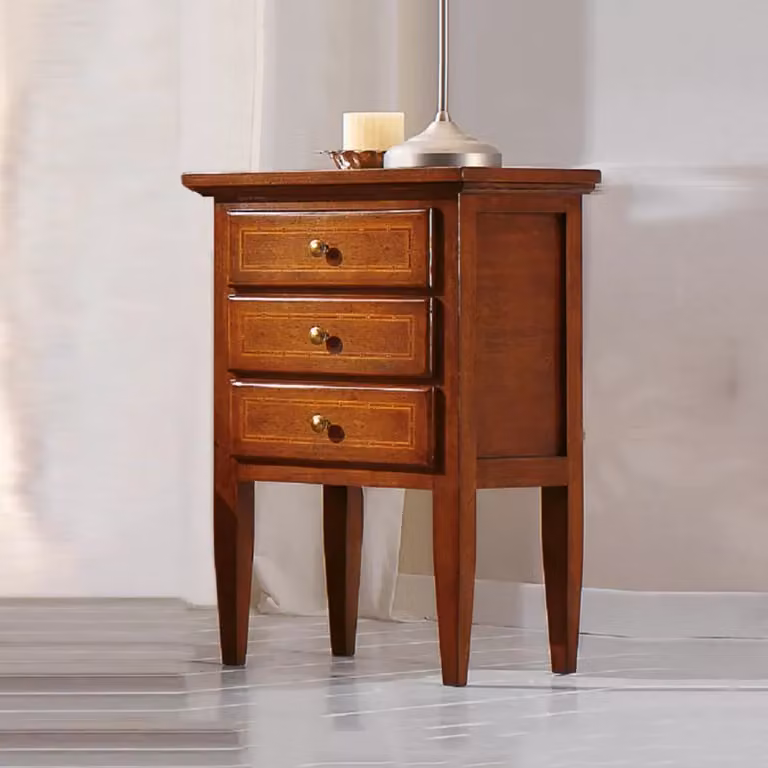 Comodino in legno noce con 3 cassetti intarsiati geometrici Mobili 2G L: 43 cm, P: 33 cm, H: 70 cm