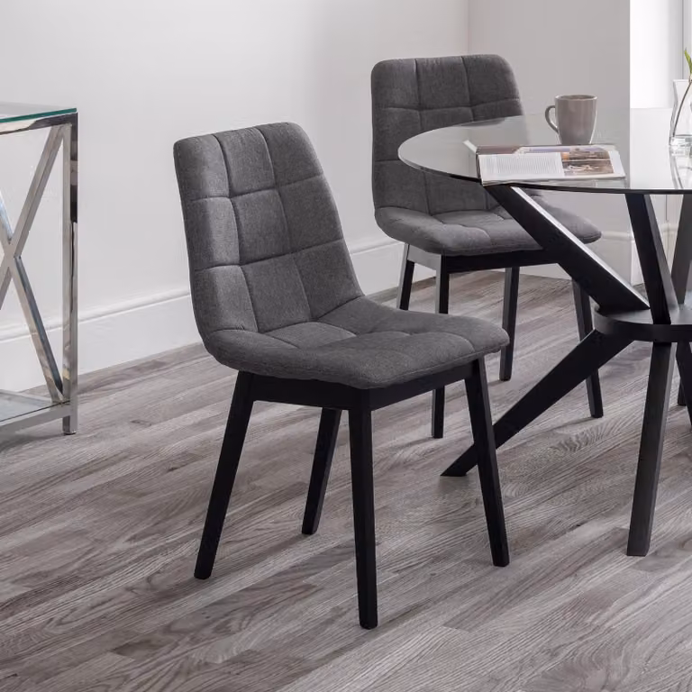 Set di 4 sedie da pranzo Hayden, in lino grigio, con struttura in legno massello