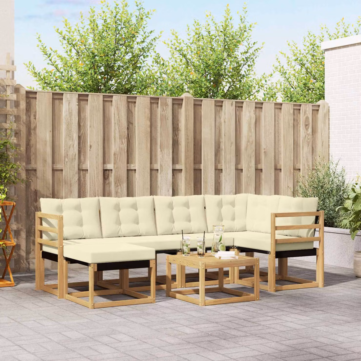 Set di divani da esterno vidaXL a forma di U composto da 7 pezzi in legno di acacia con cuscini in tessuto bianco e beige