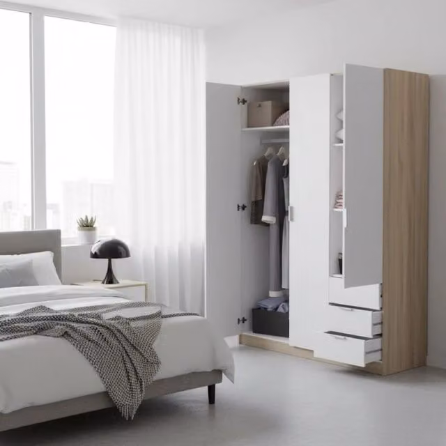 Armadio Guardaroba Apaches DMORA per camera da letto con 3 ante, 3 cassetti, barra appendiabiti e ripiani, Bianco e Rovere, L: 121 cm, H: 180 cm, P: 52 cm