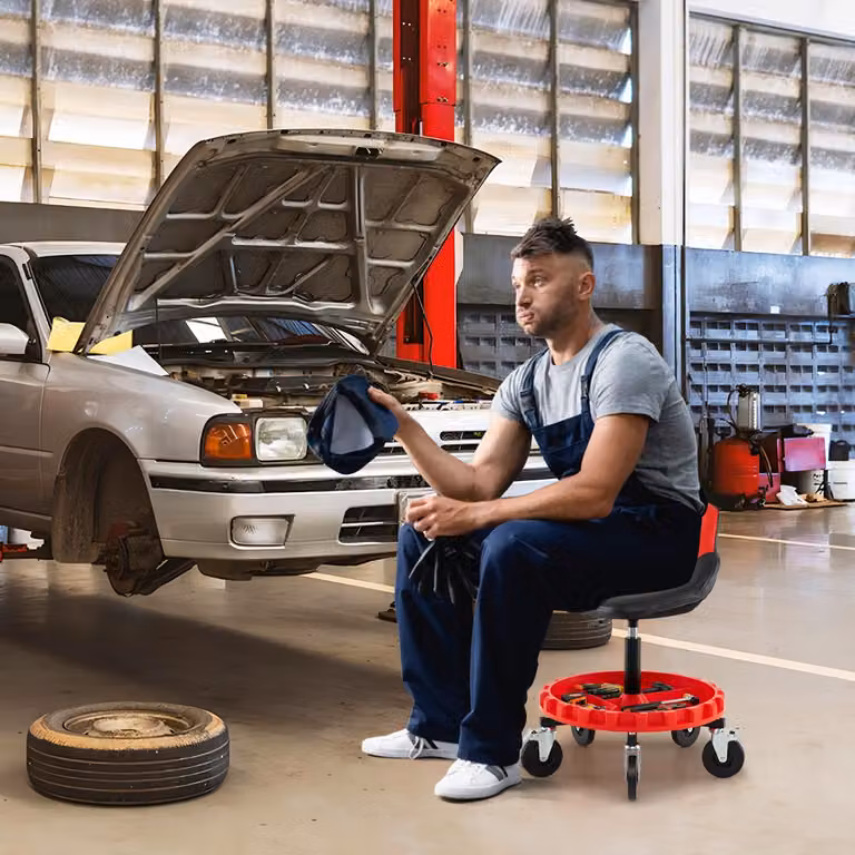 Sgabello da garage mobile Costway con altezza regolabile e vassoio porta attrezzi in metallo, disponibile in nero e rosso