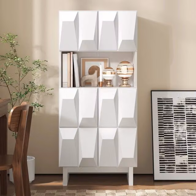 Vetrina moderna in MDF bianco con 4 ante a rilievo, vano aperto e ripiani regolabili, L: 60,5 cm, P: 34 cm, H: 135,5 cm