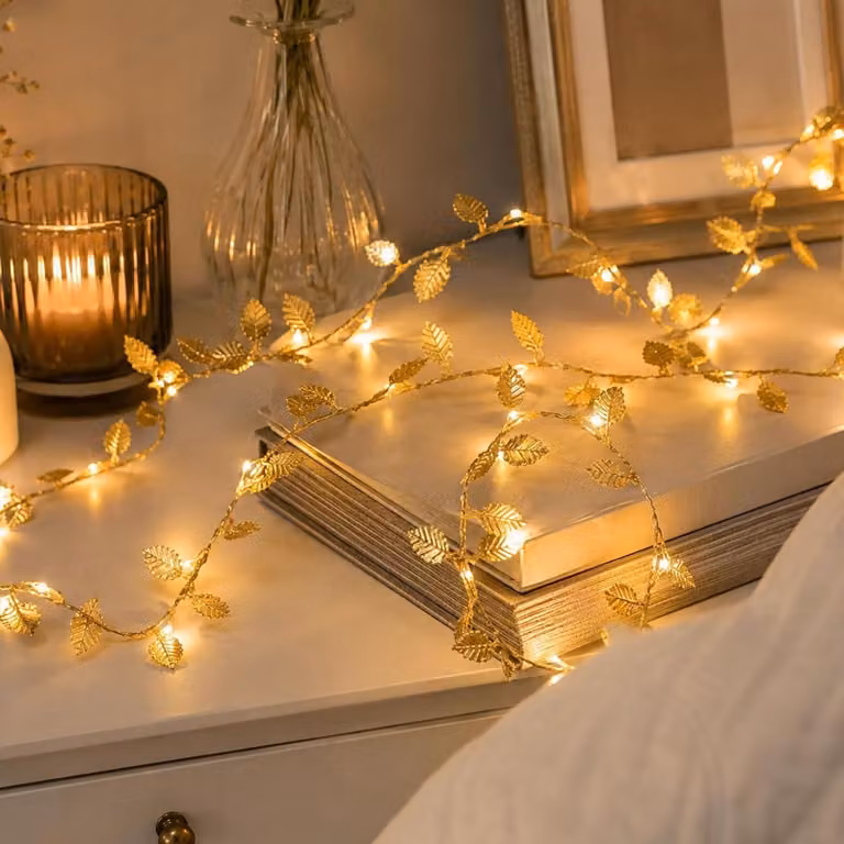 Catena luminosa da 3 metri, con 30 LED a forma di foglie dorate, alimentata a batteria, luce bianco caldo
