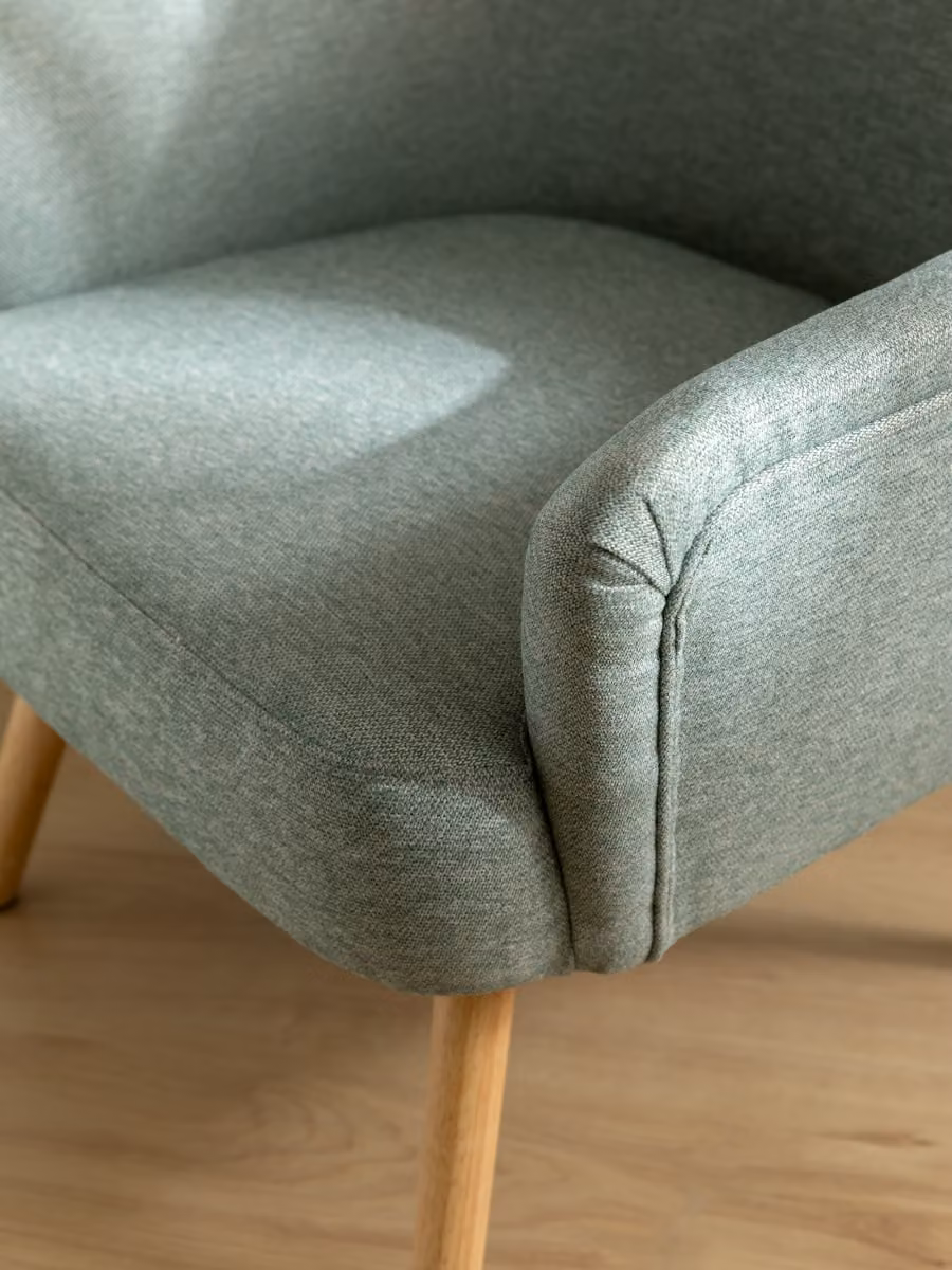 Poltrona Suis Kenay Home rivestita in tessuto color menta con braccioli e struttura in legno – 2
