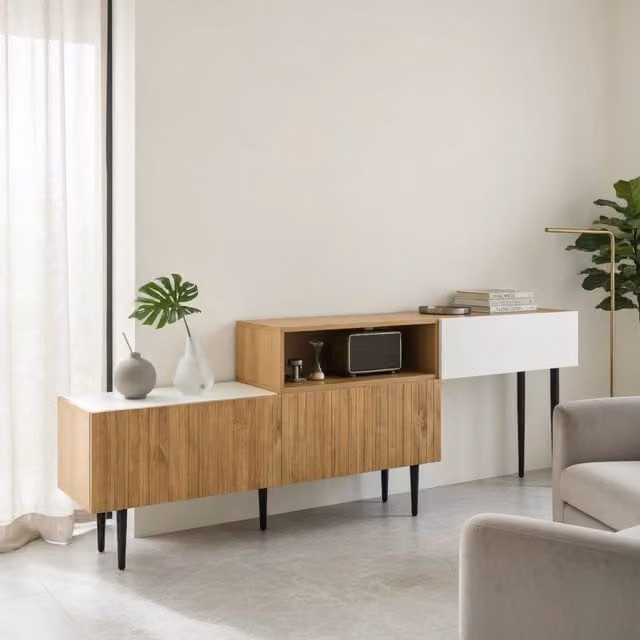 Cassettiera per TV moderna KOMHTOM bianca e legno con scomparti multimediali, L: 240 cm, P: 30 cm, H: 63,5 cm