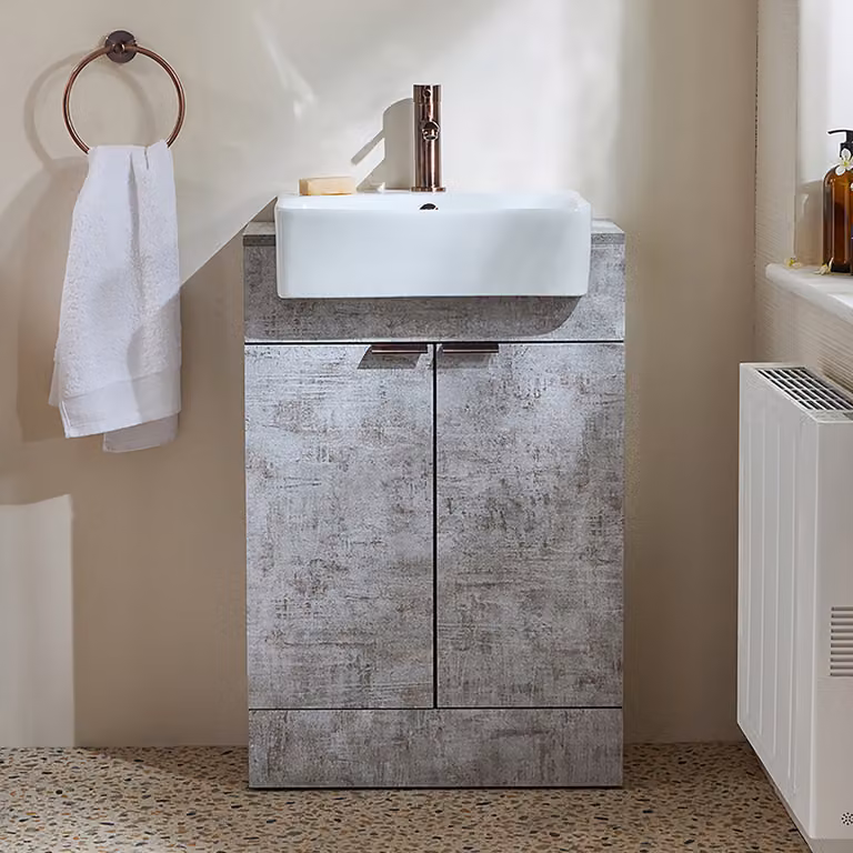 Mobile Bagno a Terra Grigio Cemento da 550mm con Lavabo e Maniglie con Impugnatura a Dito in Bronzo Spazzolato - Cluo