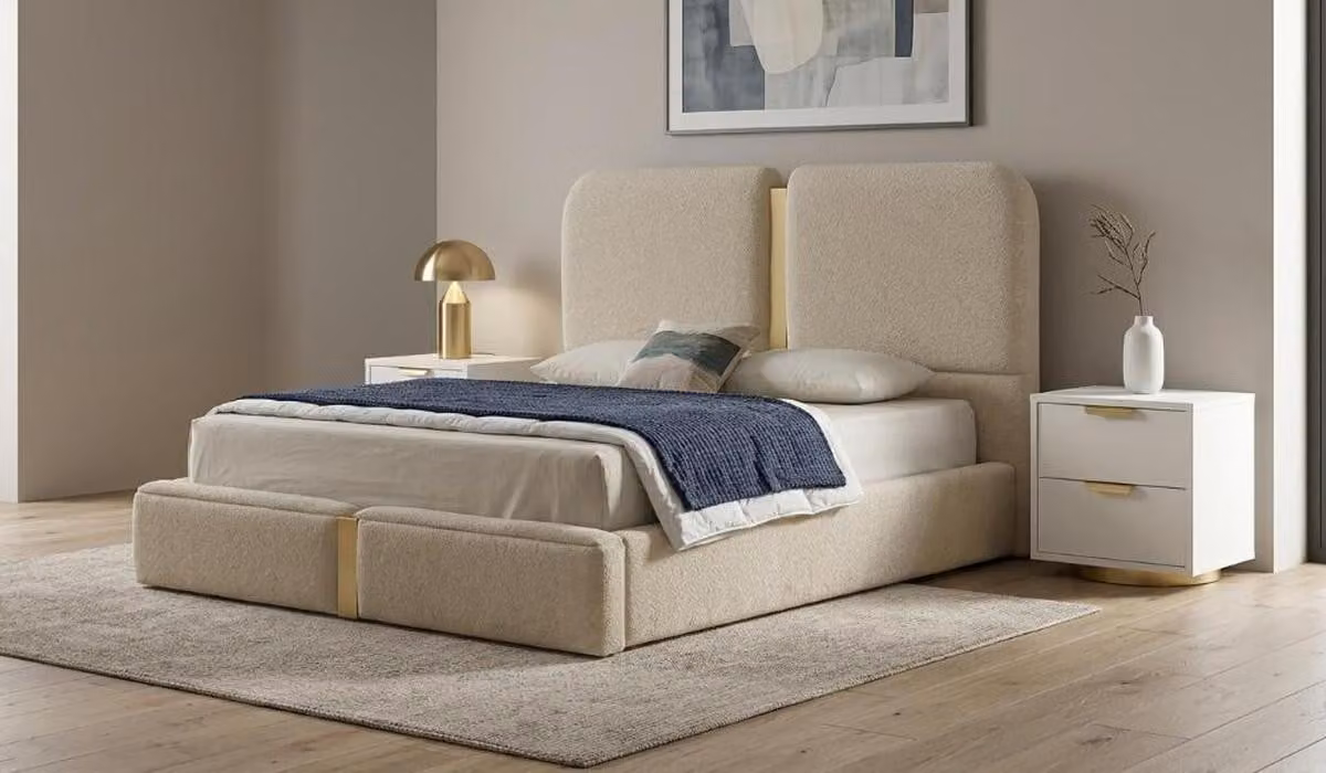 Un set moderno per camera da letto color beige, composto da un letto imbottito e un comodino
