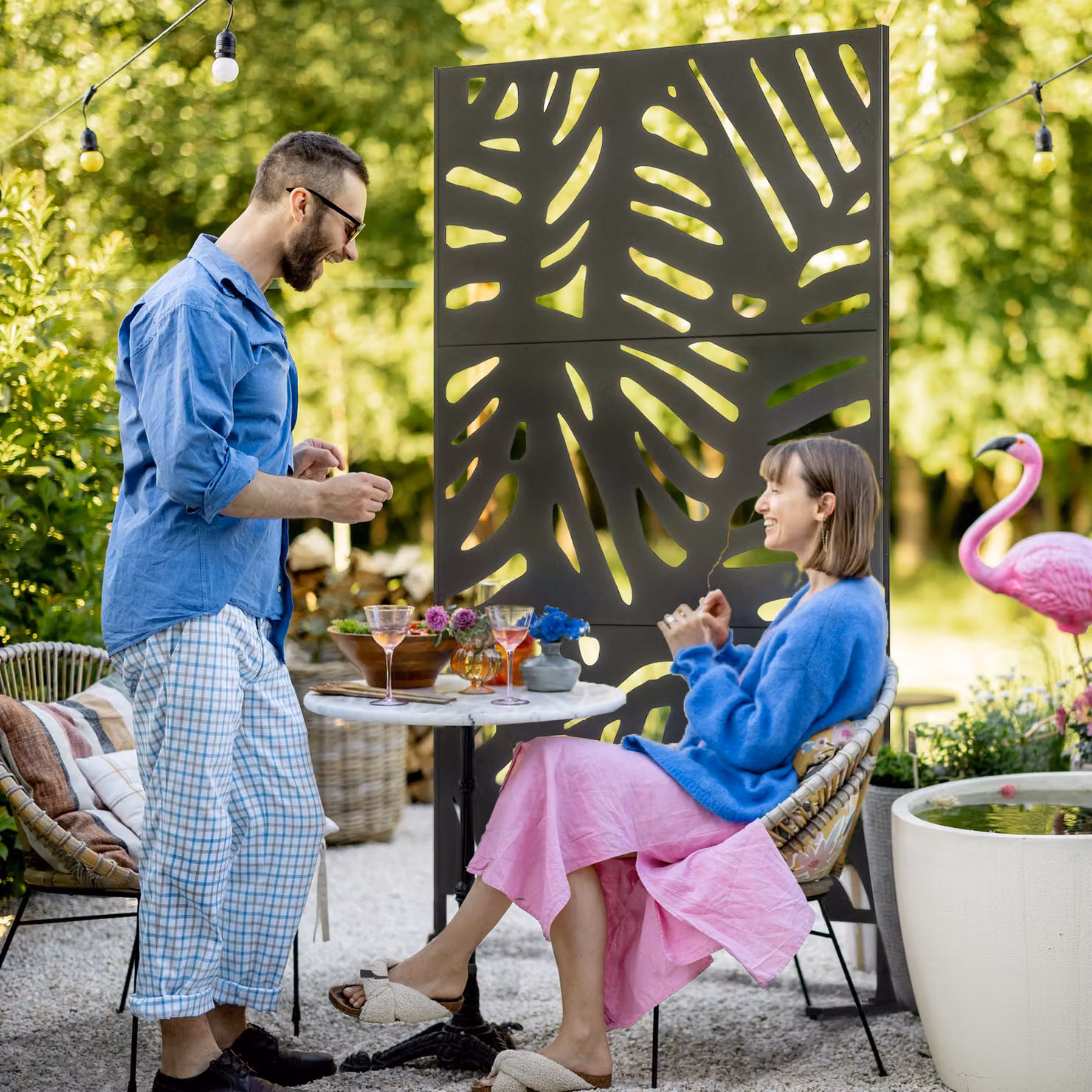 Outsunny Separé Divisorio Decorativo da Esterno con Motivi a Grandi Foglie in Acciaio, Paravento per Giardino, Balcone e Terrazzo, L: 122 cm, P: 45 cm, H: 198 cm, Nero – 2
