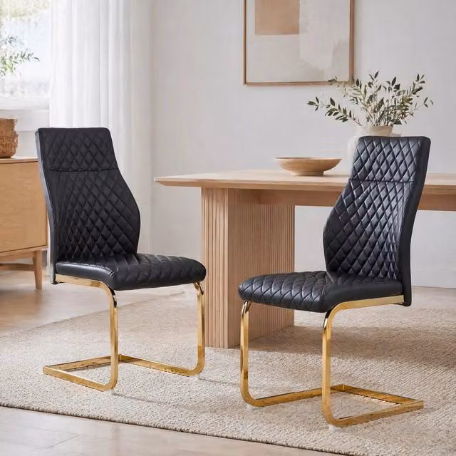 Set di 2 sedie da pranzo MODFU in ecopelle nera con motivo trapuntato geometrico e struttura in metallo oro, Altezza: 100 cm