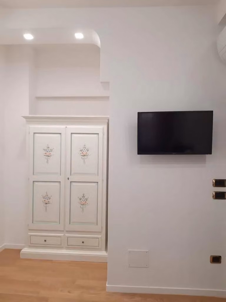 Armadio Arte Povera Mobili 2G in Legno Bianco Decorato con Motivo Floreale, 2 Ante, L: 125 cm, P: 61 cm, H: 200 cm – 2