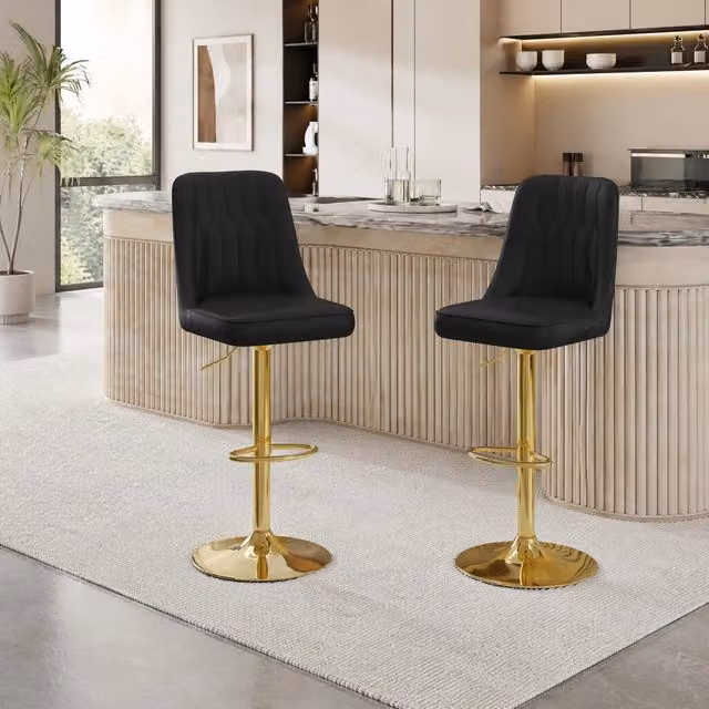 Set di 2 sgabelli da bar MIVRAY regolabili in altezza, rivestimento in similpelle nera e base in metallo dorato con rotazione a 360°