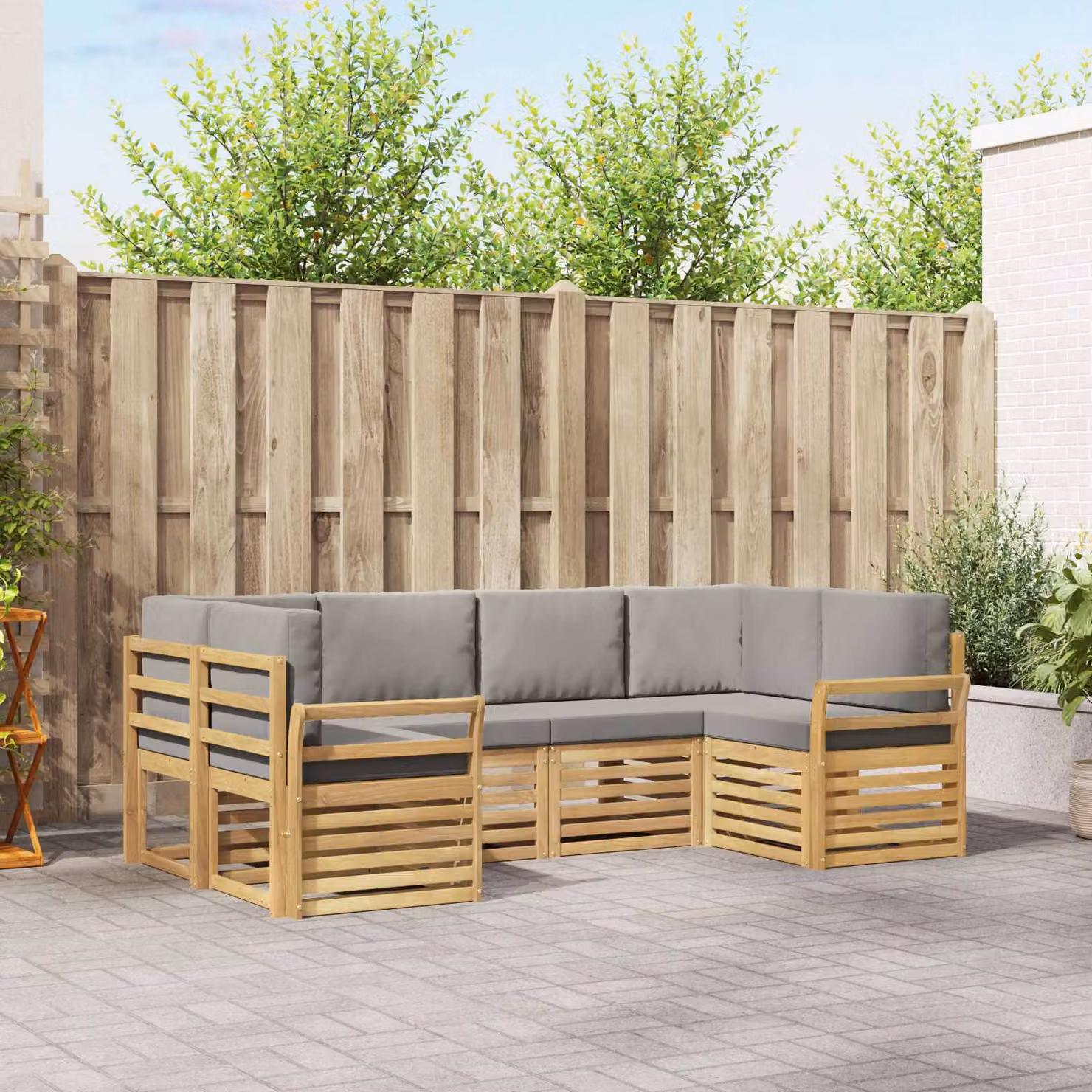 vidaXL Set di divani da esterno a forma di L composto da 6 pezzi in legno di acacia con cuscini bianchi e grigi