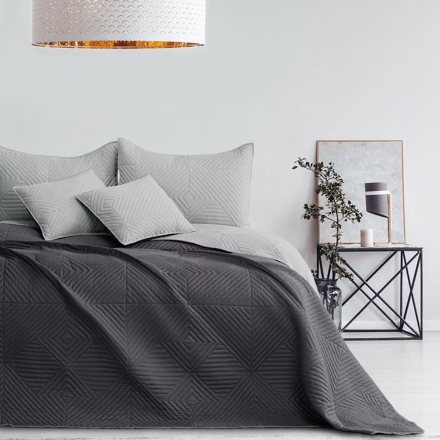 Coperta matrimoniale reversibile, dimensioni 240x260 cm, realizzata in poliestere