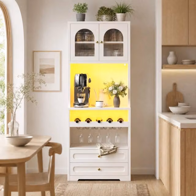 Mobile alto ULEVR 70x40x180 cm con ante in vetro arcuate, LED con app, portabottiglie e USB, bianco