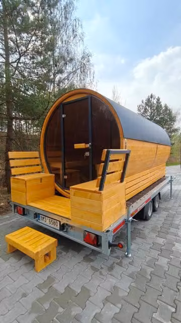 Sauna portatile a forma di botte, montata su un rimorchio