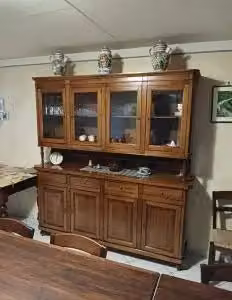 Credenza KIVIO in legno e vetro stile rustico color noce con 4 ante e ante in vetro per sala da pranzo H: 210 cm, L: 196 cm, P: 45 cm