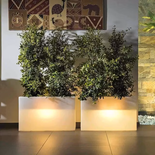 Fioriera Luminosa Rettangolare TEKCNOPLAST Flowerpot Top Bright in Resina Bianca con LED Multicolor e Batteria Ricaricabile, Altezza: 80 cm