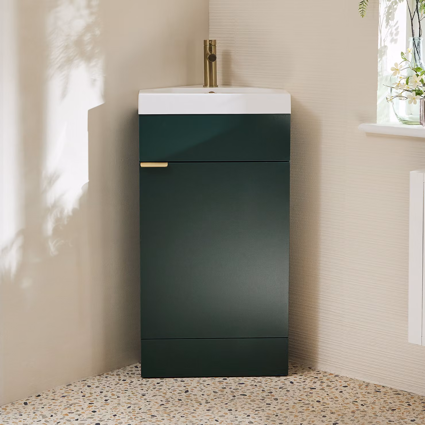 Mobile Bagno a Terra Angolare Verde Scuro da 450mm con Lavabo e Maniglia con Impugnatura a Dito in Oro Satinato - Cluo