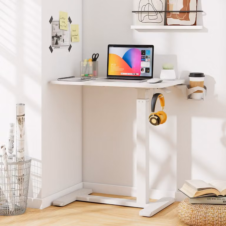 Tavolo laterale da letto Costway regolabile in altezza con portabicchieri e ruote, scrivania per laptop bianca con piano rettangolare in MDF laminato