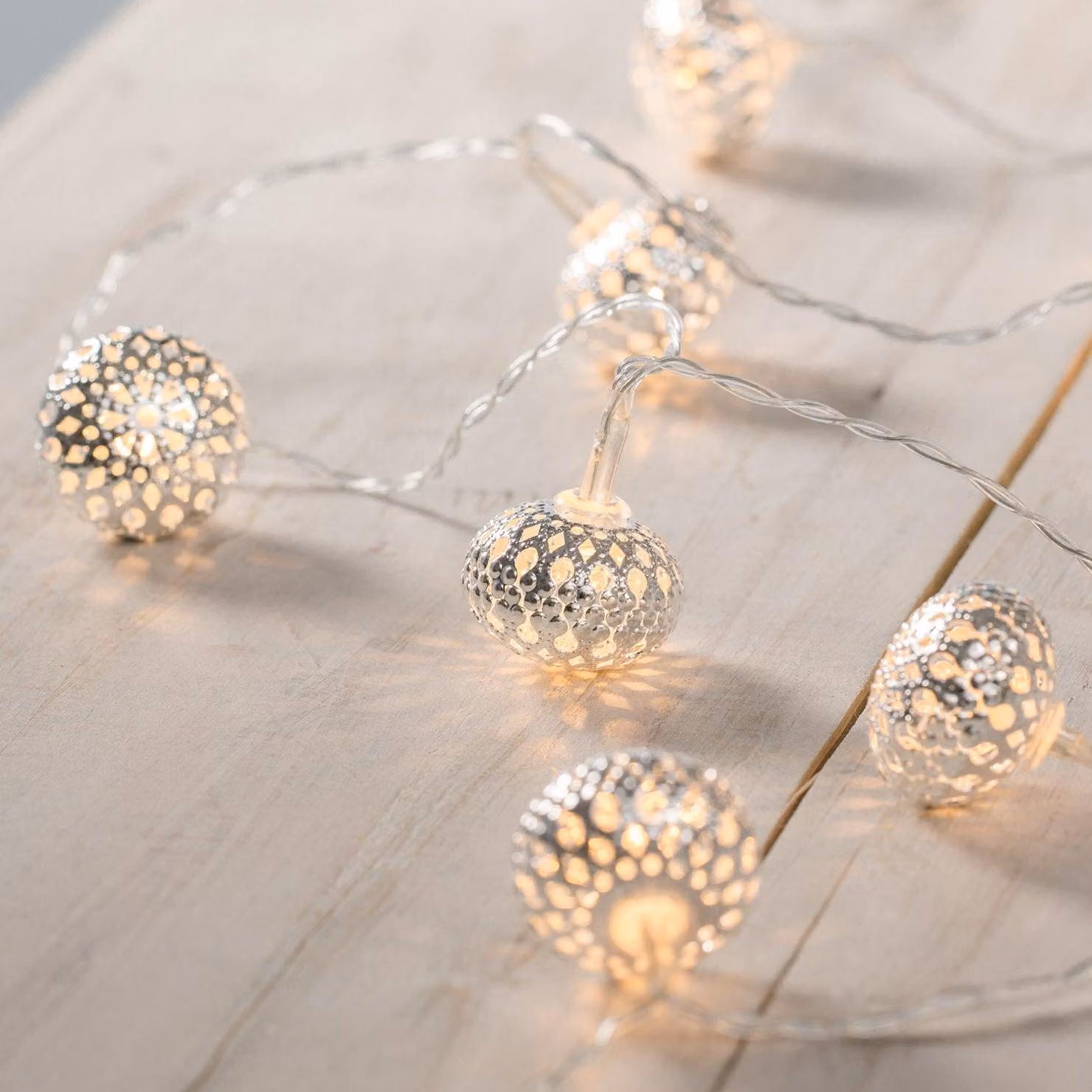 Catena luminosa con 10 LED bianco caldo, palline argentate, lunghezza 1,35 metri