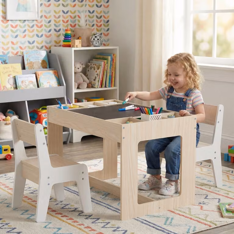 Set tavolo e 2 sedie multifunzionale per bambini Costway in legno con piano reversibile lavagna e divisori staccabili Naturale