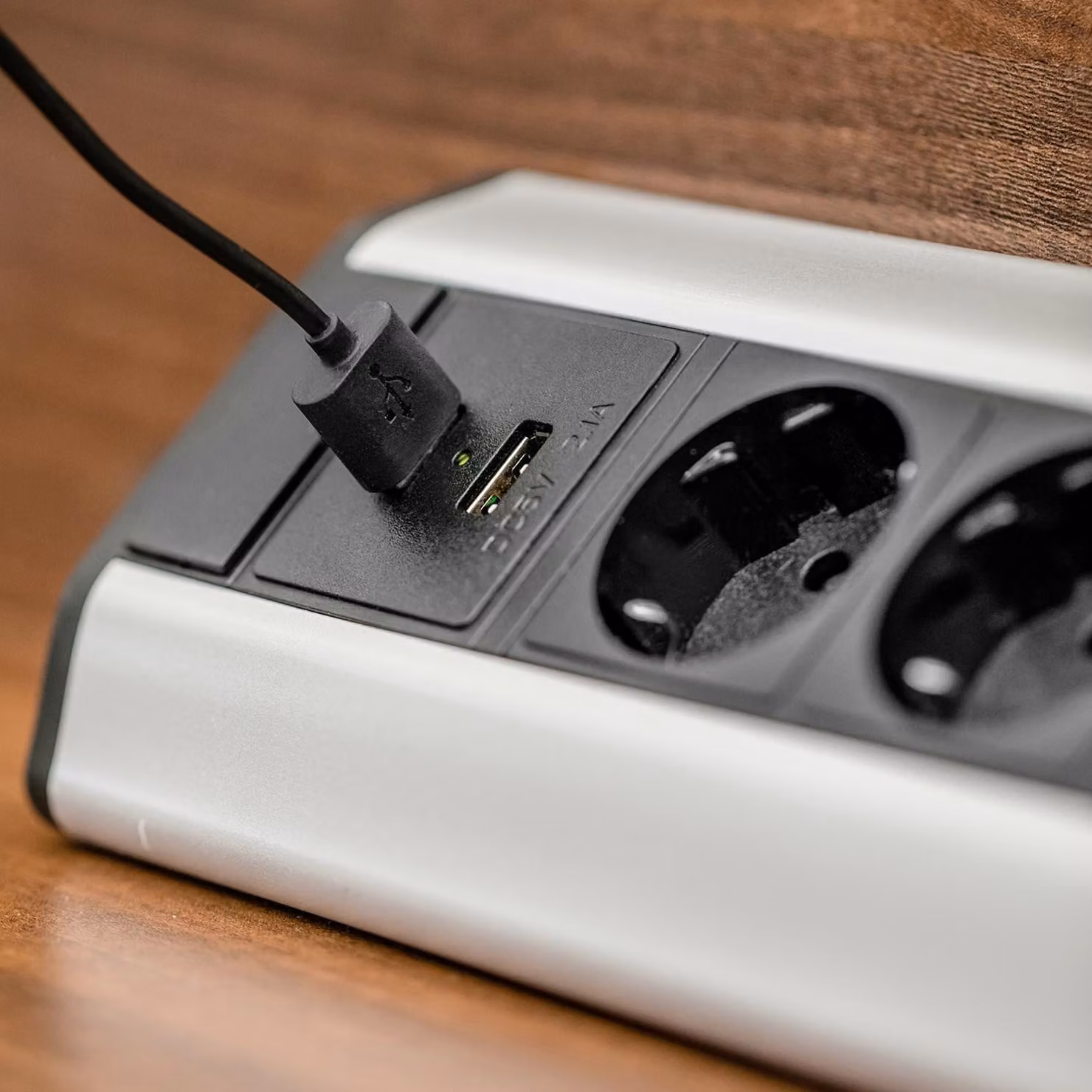 Presa da tavolo GTV 3x Schuko, 2x USB 2.1A 5V argento
