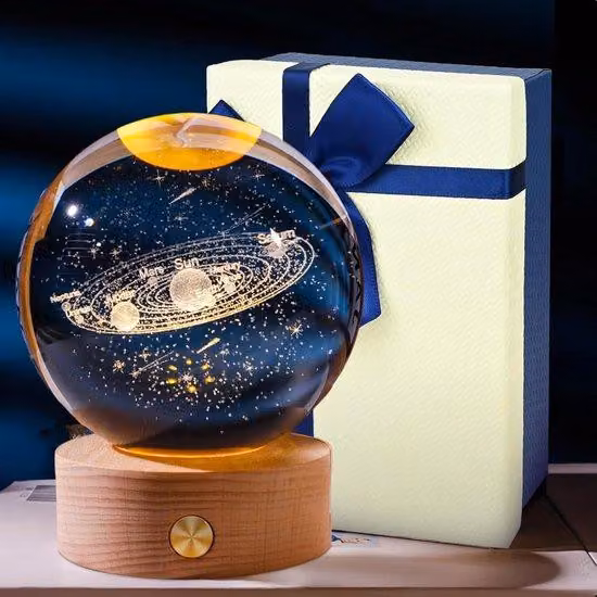 Lampada da comodino a sfera di cristallo con base in legno e illuminazione a LED