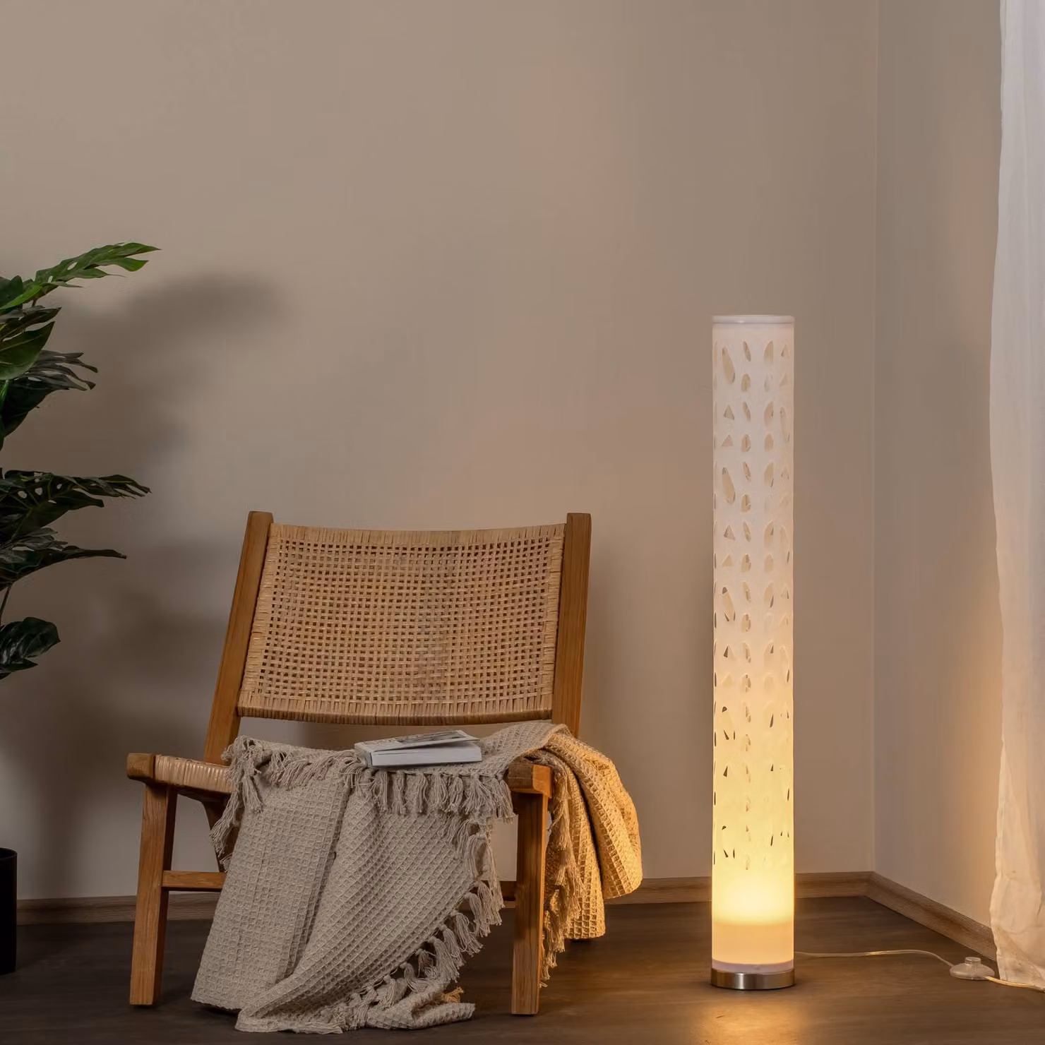Lampada da terra Alisea Lindby, Bianco / Opale, Soggiorno / Sala da pranzo, Plastica, Moderno, Lampada da terra