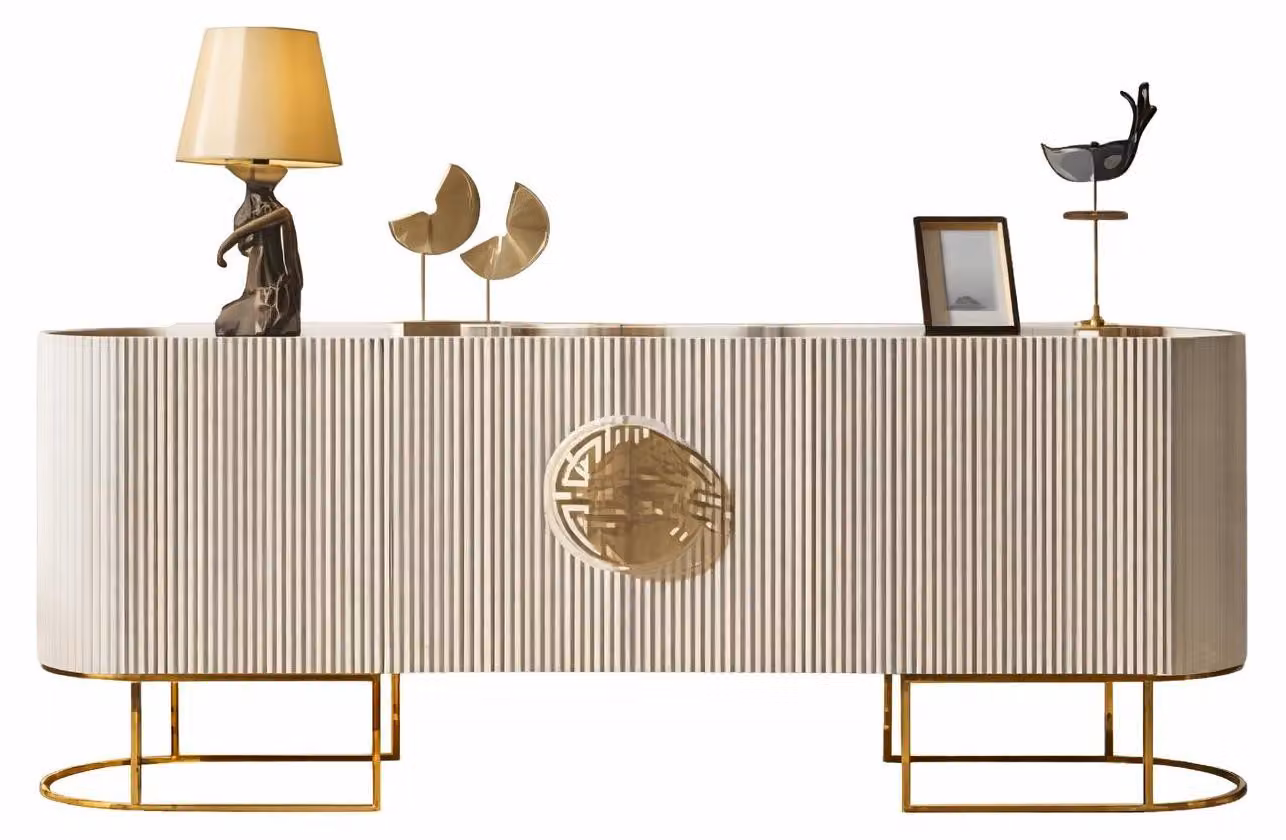 Elegante credenza color crema con dettagli dorati e un tocco di eleganza moderna