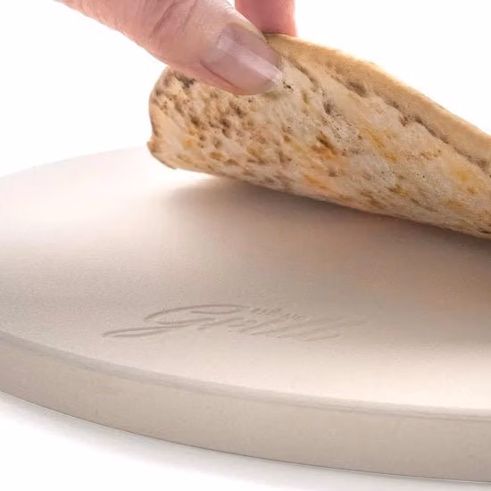 Piatto per Pizza in Cordierite Beige con Tagliere in Legno Rotondo Hans Grill per Infornare e Servire