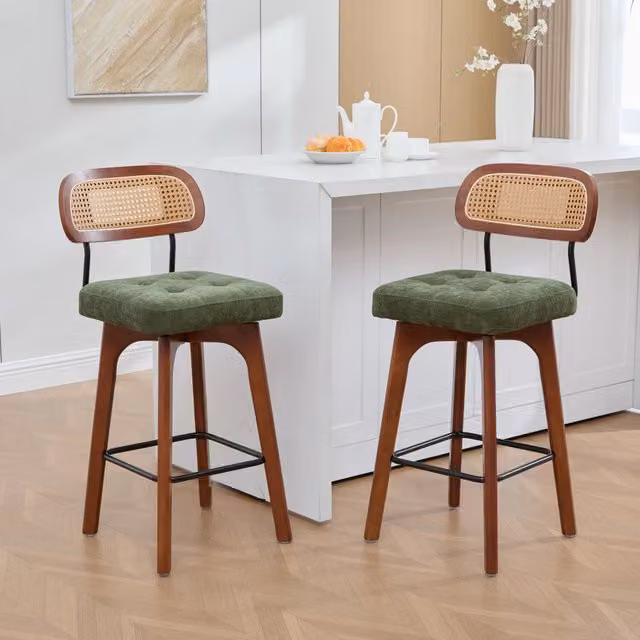 Desviae Set di 2 sgabelli da bar girevoli a 360° in chenille verde con schienale in rattan e poggiapiedi in metallo