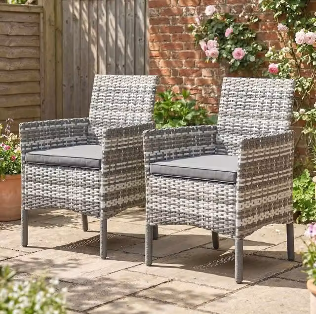 Set di 2 sedie da giardino Outsunny in rattan grigio con cuscini e braccioli, L: 58 cm, P: 62 cm, H: 87 cm – 1
