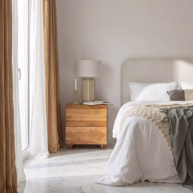 Comodino Livenza Banak Premium in legno massello di acacia marrone