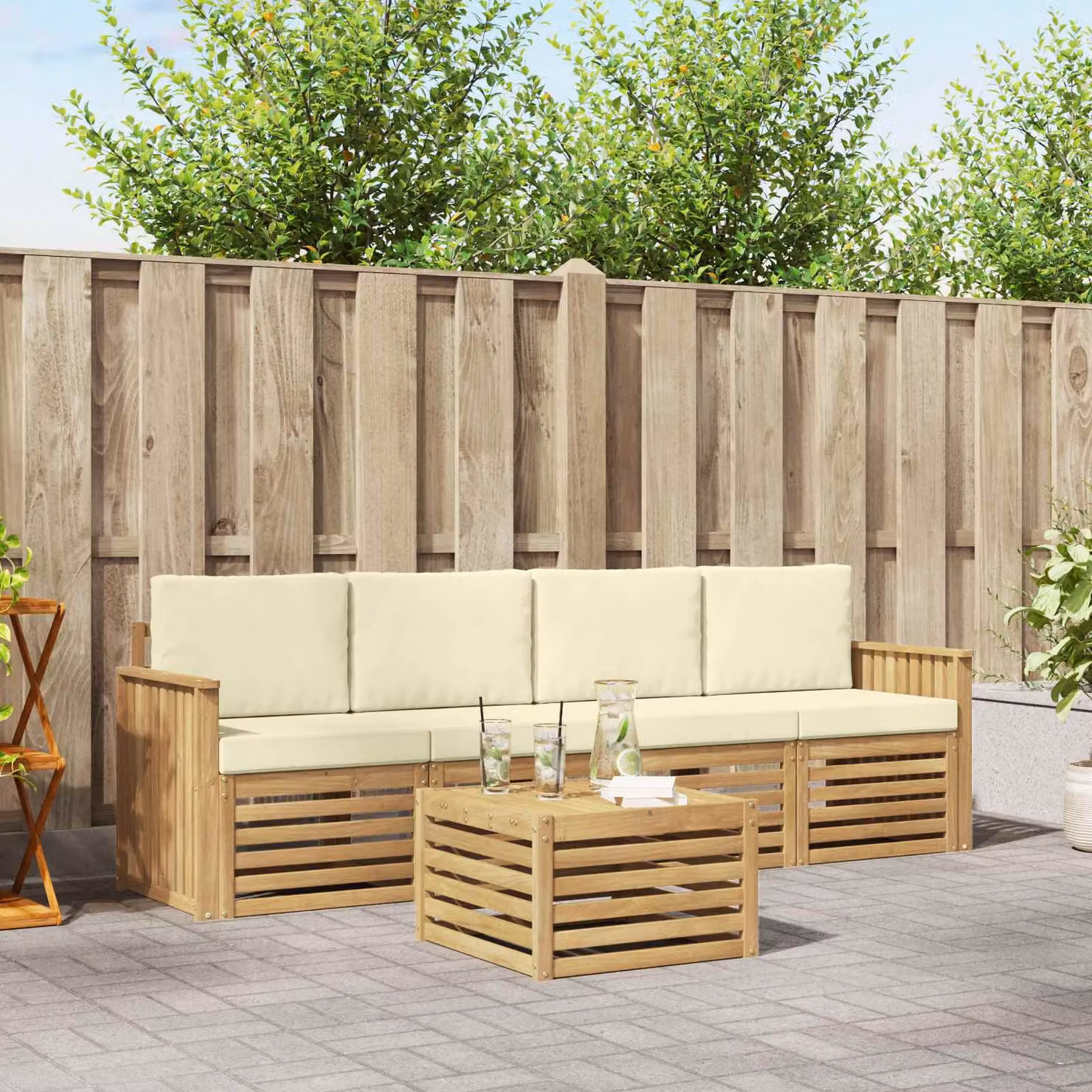 Set da giardino moderno vidaXL composto da divano a 3 posti, poltrone e tavolino da caffè in legno di acacia con cuscini bianchi e beige