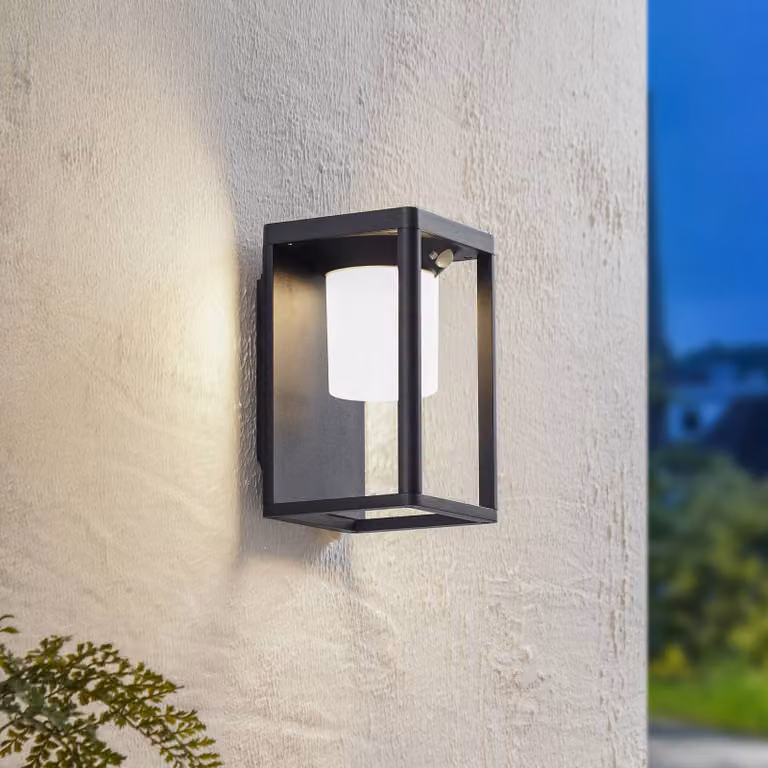 Applique a LED solare Lucande Tilena, nera, in alluminio, con sensore Tilena, Nero, Alluminio, Moderno, Lampada solare da esterni