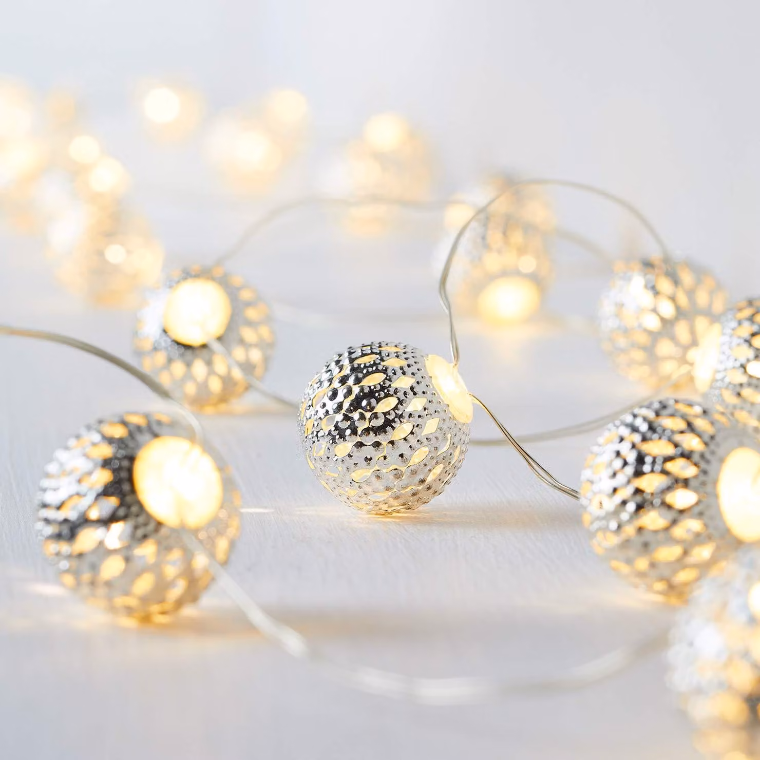 Catena luminosa a micro-LED, 20 LED bianco caldo, 2,4 metri, alimentazione a batteria, con timer