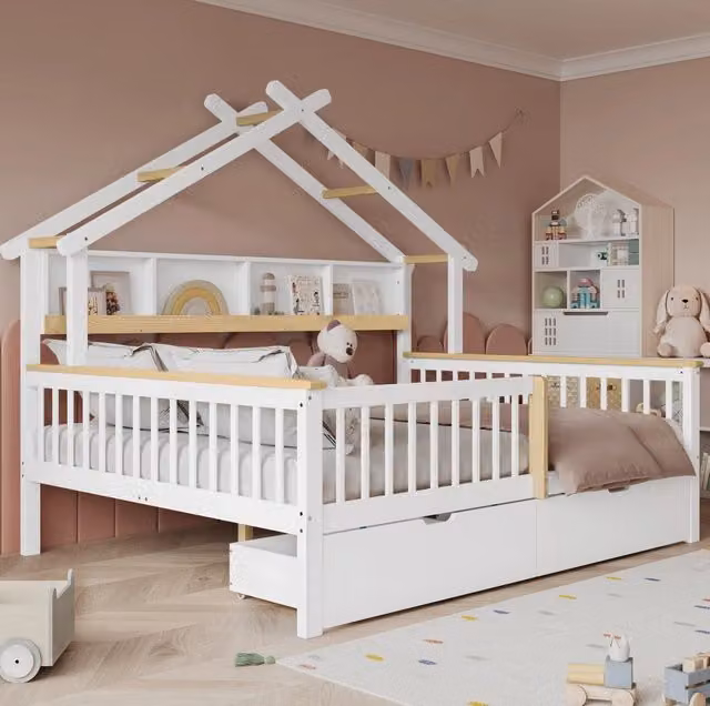 Letto a casetta ULEVR 140x200 cm con sponde di sicurezza, 2 cassetti con ruote e ripiano da 2 m, bianco naturale
