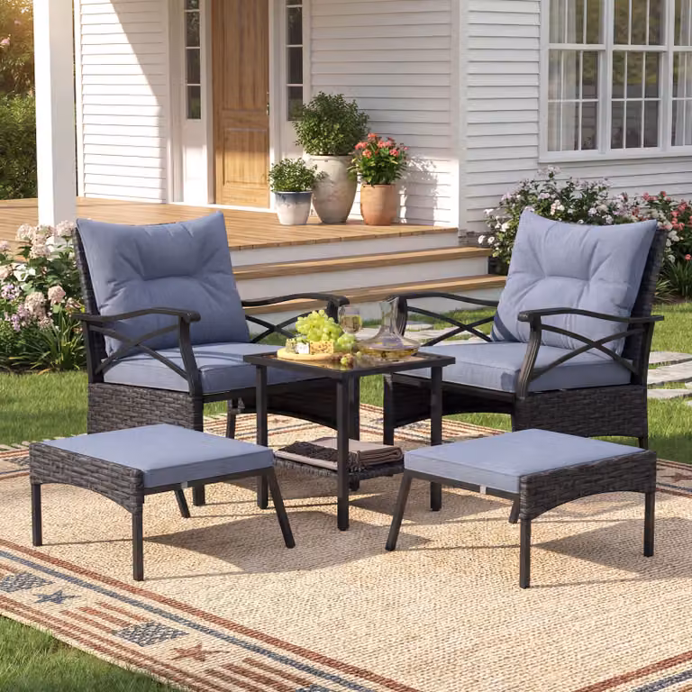 Set da giardino Costway in polyrattan a 5 pezzi con poltrone lounge, poggiapiedi e tavolino in vetro temperato a 2 livelli, colore marrone e nero con cuscini inclusi