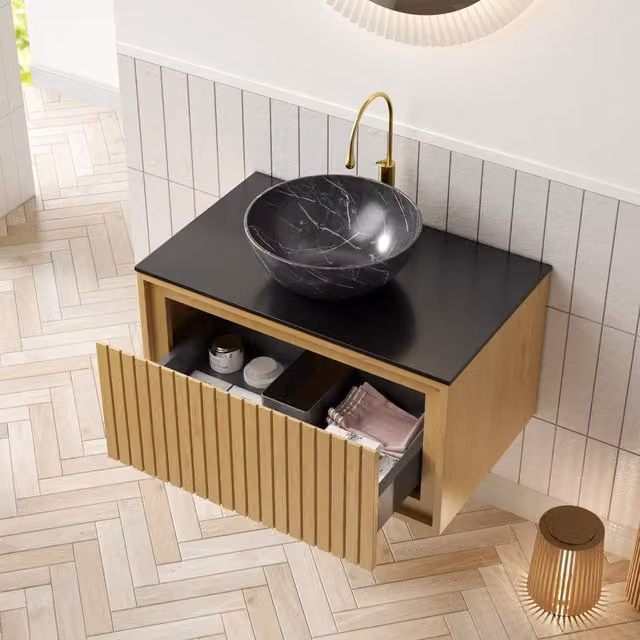 Mobile bagno sospeso con lavabo in ceramica e piano in pietra sinterizzata