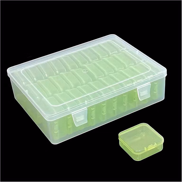 Contenitore per l'organizzazione, in plastica, composto da 31 elementi: 1 grande (22,5x17,5x6 cm) e 30 piccoli (5,5x5,5x2 cm), ideale per materiali da bricolage