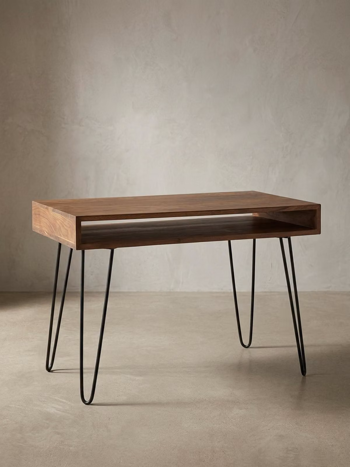 Scrivania in legno massiccio di sheesham dal look industriale, ampio piano d'appoggio, gambe a forcina. 110x60x76 cm | Kadima Design