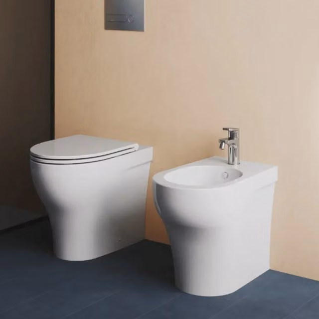 Coppia Di Sanitari Azzurra Ceramica Da Terra Filo Muro Senza Brida Bianco Lucido "Pratica"