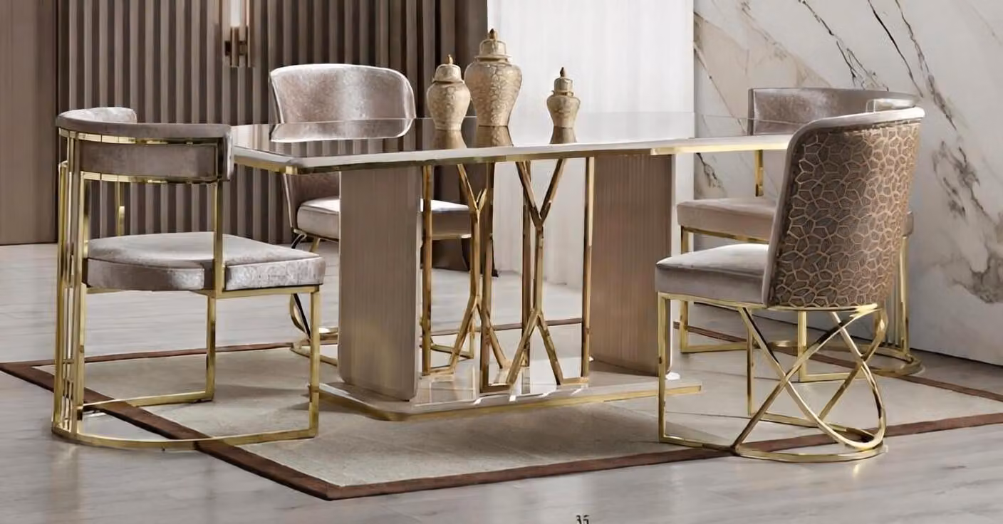 Elegante tavolo da pranzo con sedie in velluto e dettagli in metallo dorato