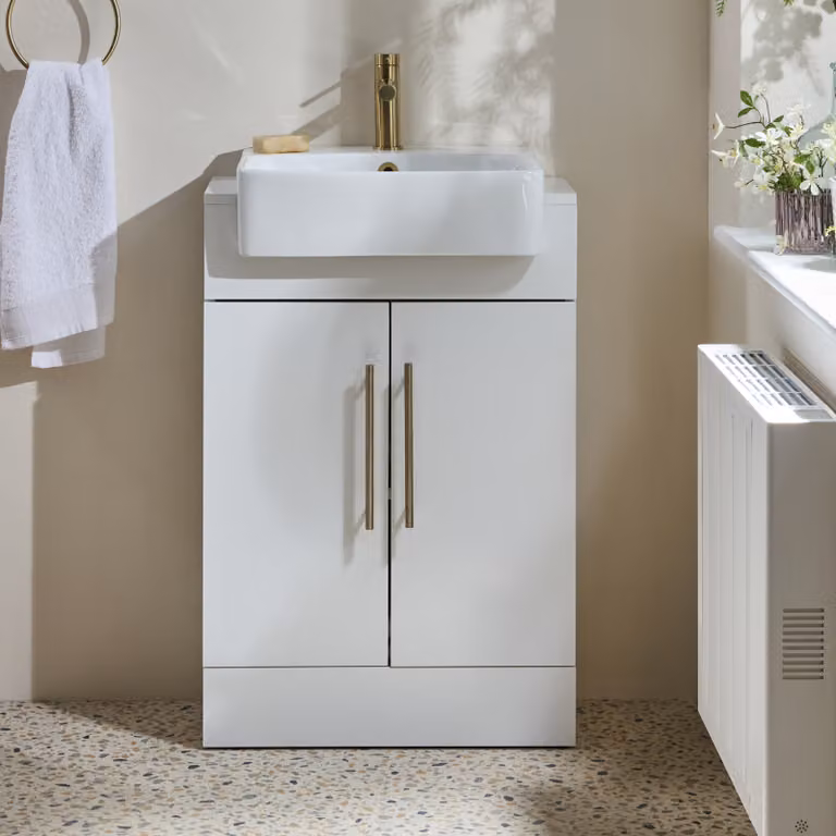 Mobile Bagno a Terra Bianco da 550mm con Lavabo e Maniglie con Barra a T in Oro Satinato - Cluo