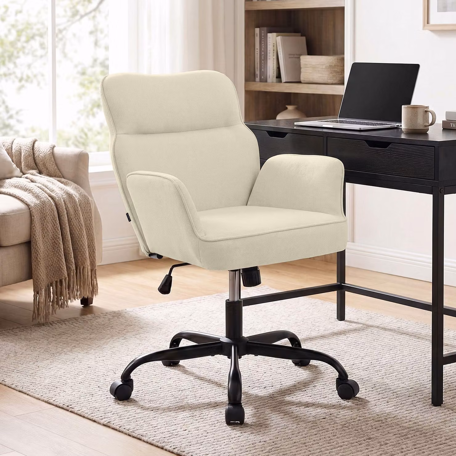 Sedia da ufficio CLP Amado, rivestita in tessuto, regolabile in altezza, girevole a 360°, con schienale fino a 135 kg | Colore: crema